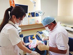 【乳幼児期（0歳〜5歳）の口腔ケアは大人のサポートが重要です。】